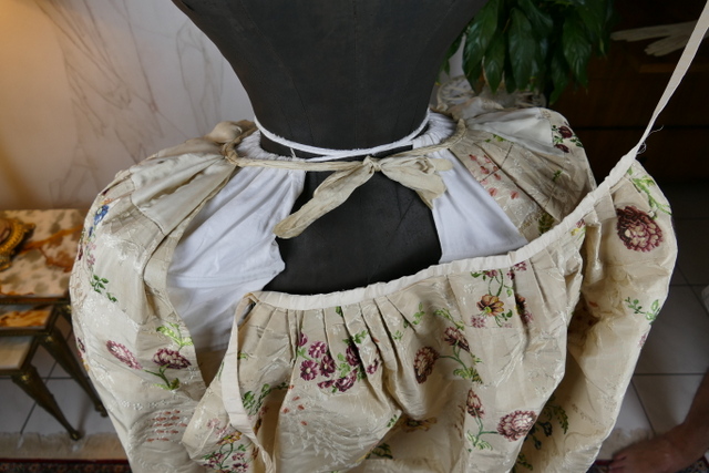 48 antique robe Rococo 1780