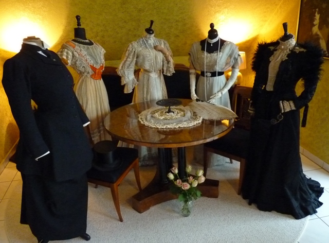 antike Kleider, antike Kleidung, Mode um 1900, Mode um die Jahrhundertwende, alte Kleider, historische Kleider, historische Kleidung, Jugenstil Kleider