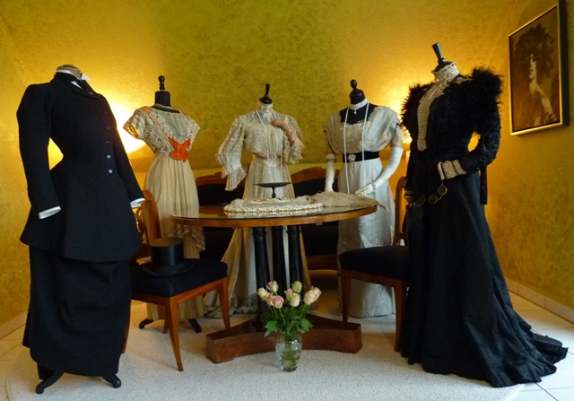 antike Kleider, antike Kleidung, Mode um 1900, Mode um die Jahrhundertwende, alte Kleider, historische Kleider, historische Kleidung, Jugenstil Kleider