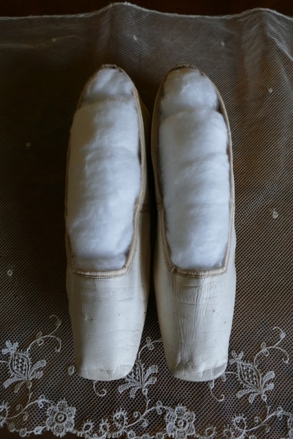 9antique slip on shoes 1840