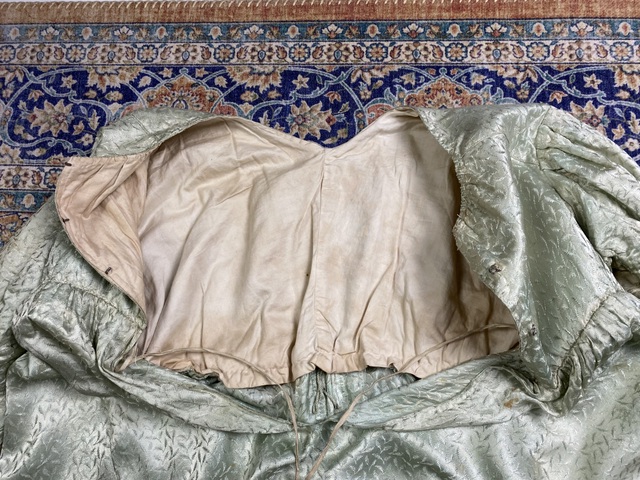 32 antique dress 1815