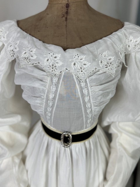 1 antikes Biedermeier Kleid 1830