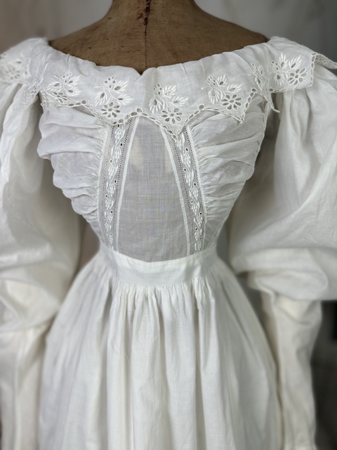 26 antikes Biedermeier Kleid 1830