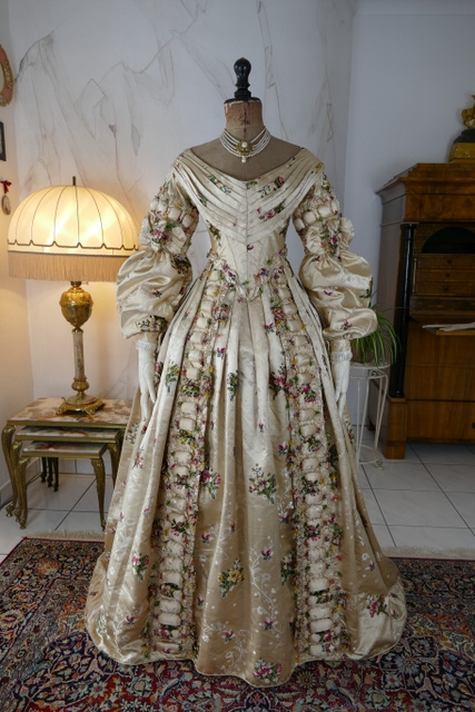 20 antique court dress 1838