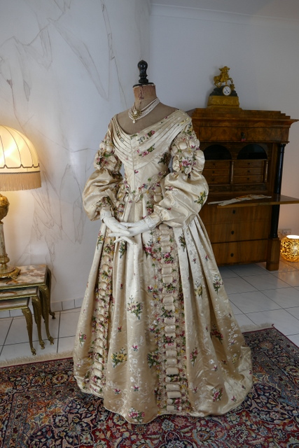 24 antique court dress 1838
