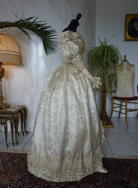 51 antique gown 1835