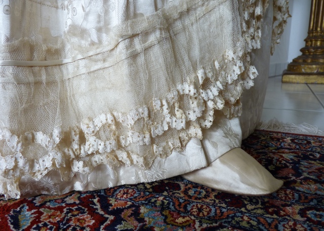 53 antique gown 1835