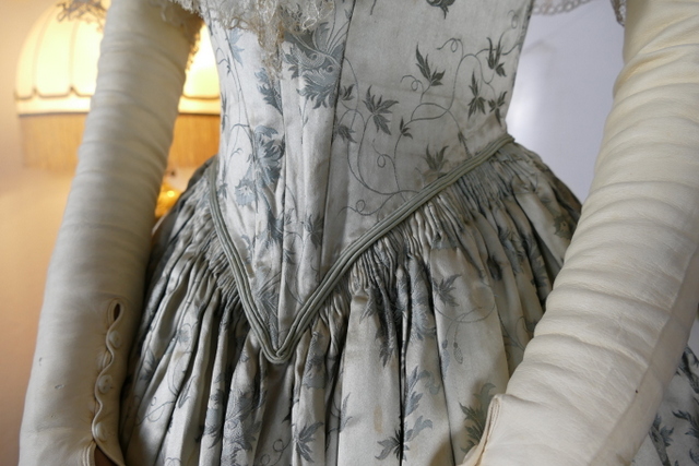 14 antikes Biedermeier Kleid 1837