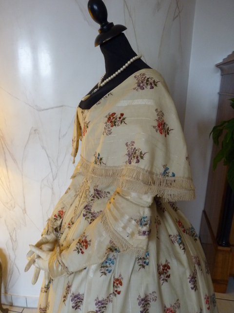 21 antique romantic period dress 1839