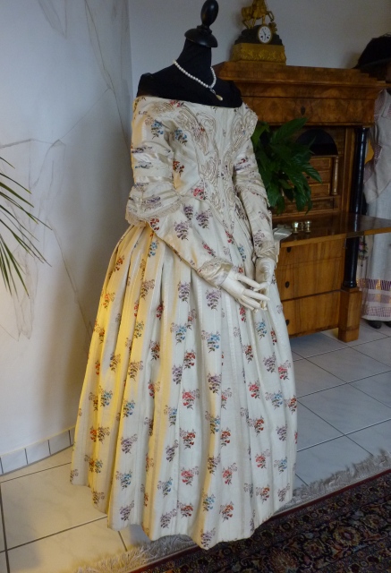 29 antique romantic period dress 1839