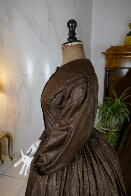 44 antique afternoon dress 1840