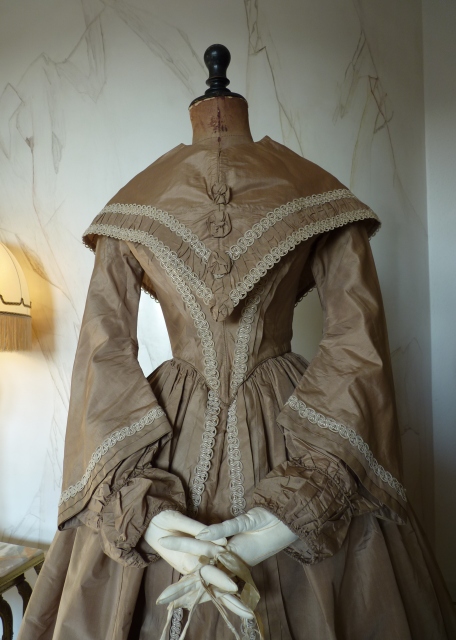 15 antikes Kleid Biedermeier 1844