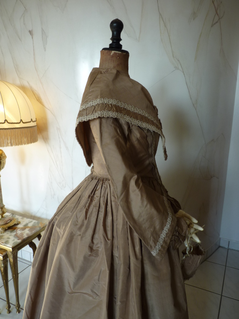 23 antikes Kleid Biedermeier 1844