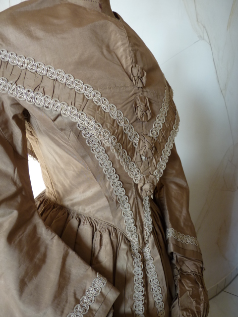 24 antikes Kleid Biedermeier 1844