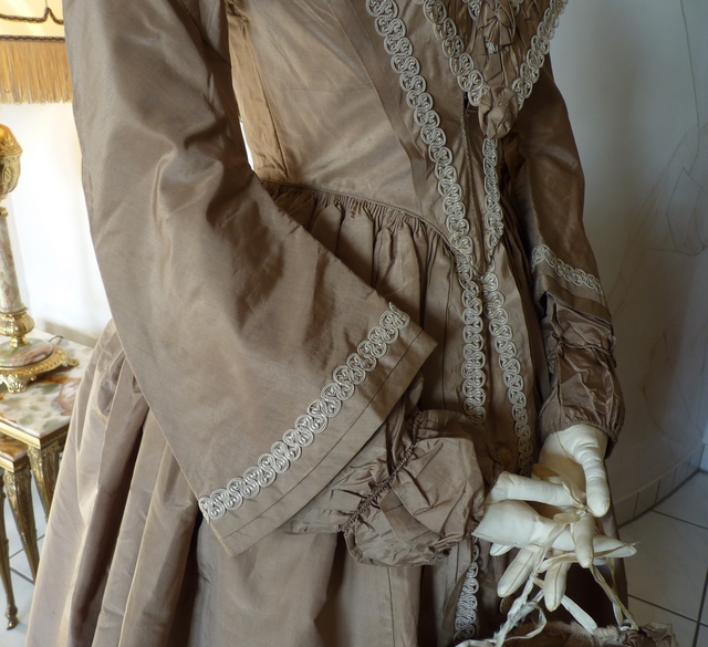 25 antikes Kleid Biedermeier 1844
