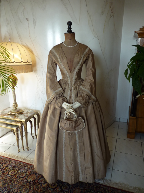 27 antikes Kleid Biedermeier 1844