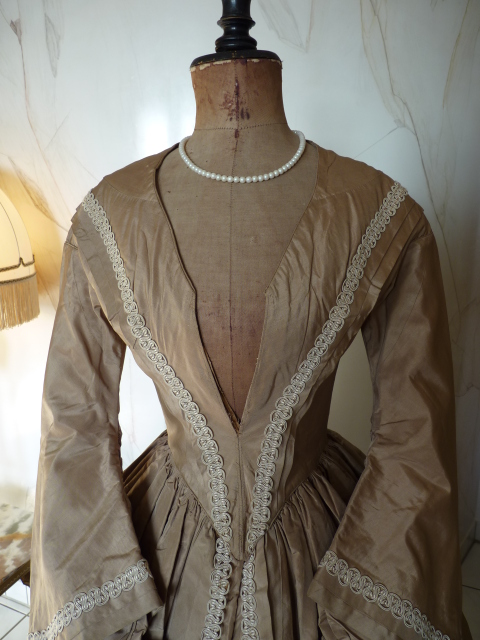 28 antikes Kleid Biedermeier 1844