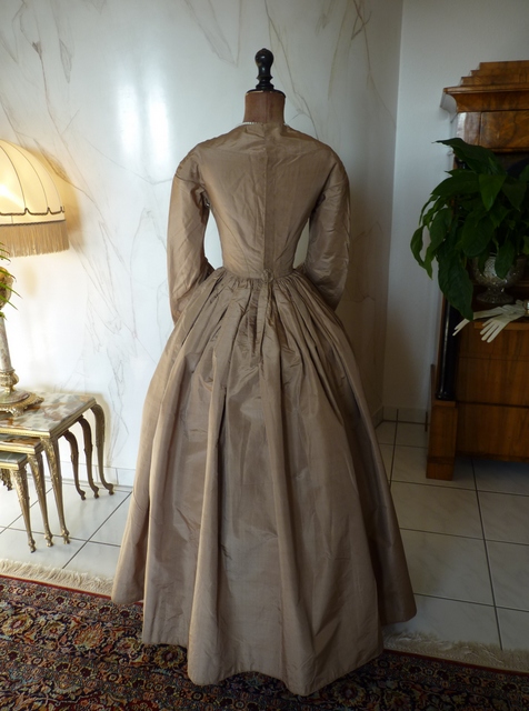 31 antikes Kleid Biedermeier 1844