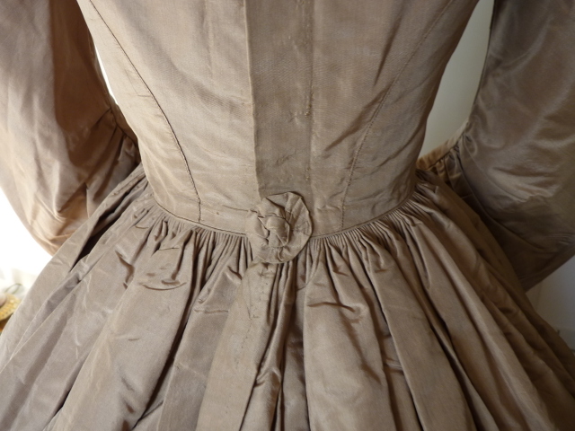 32 antikes Kleid Biedermeier 1844