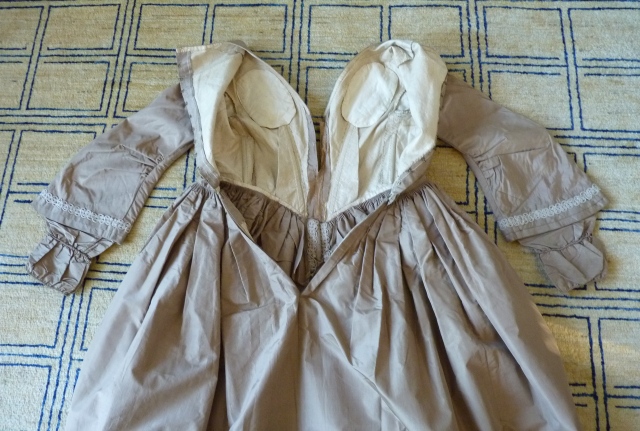 40 antikes Kleid Biedermeier 1844