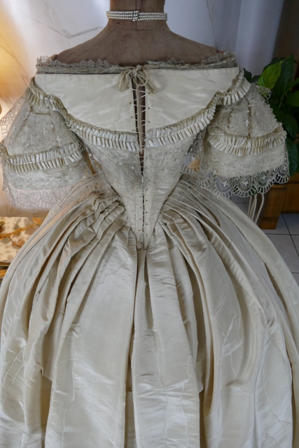 25 antique ball gown 1859