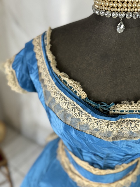 13 antique dress 1860
