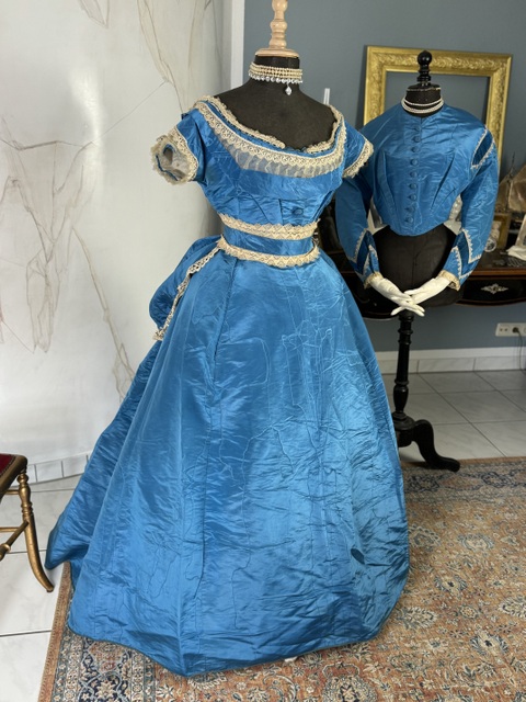 15 antique dress 1860