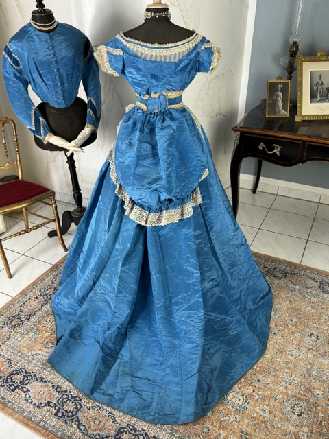 21 antique dress 1860