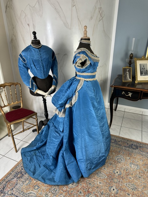 24 antique dress 1860