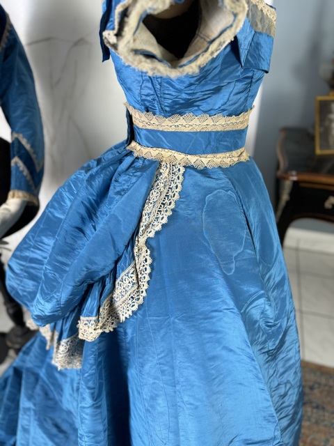 25 antique dress 1860