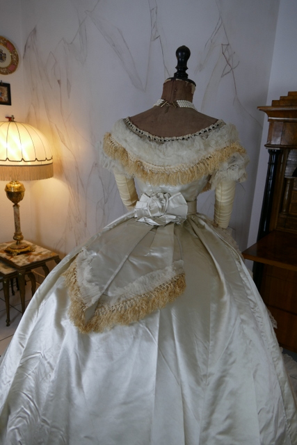 25 antique ball gown 1864