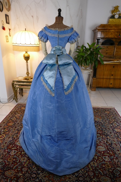 39 antique ball gown 1864