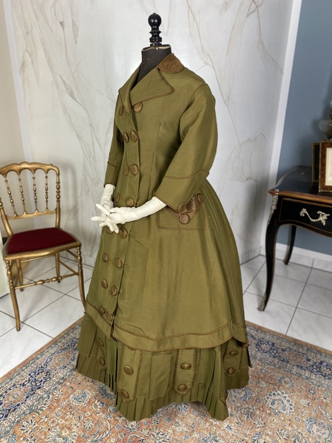 11 antique travel dress 1869
