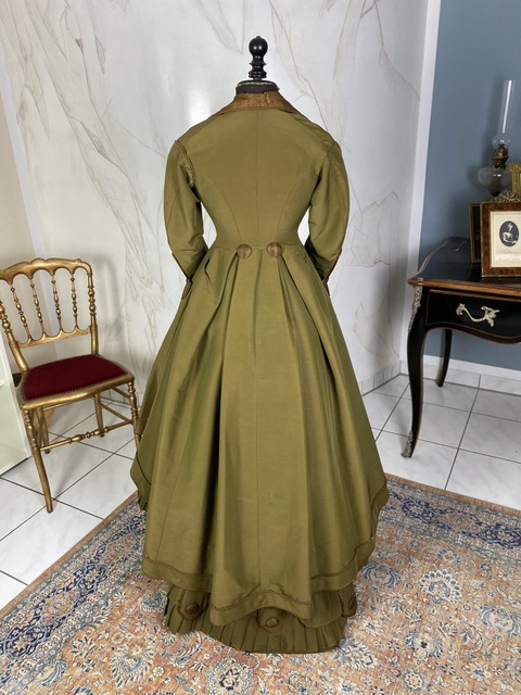 16 antique travel dress 1869