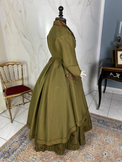 19 antique travel dress 1869