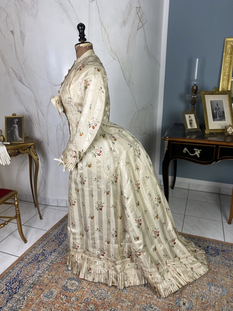 10 antique boudoir gown 1870