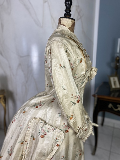 21 antique boudoir gown 1870
