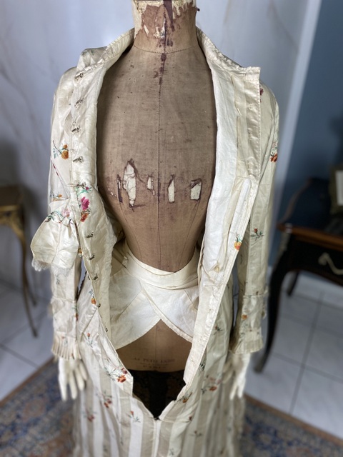 23 antique boudoir gown 1870