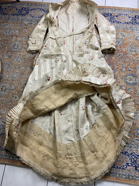 26 antique boudoir gown 1870