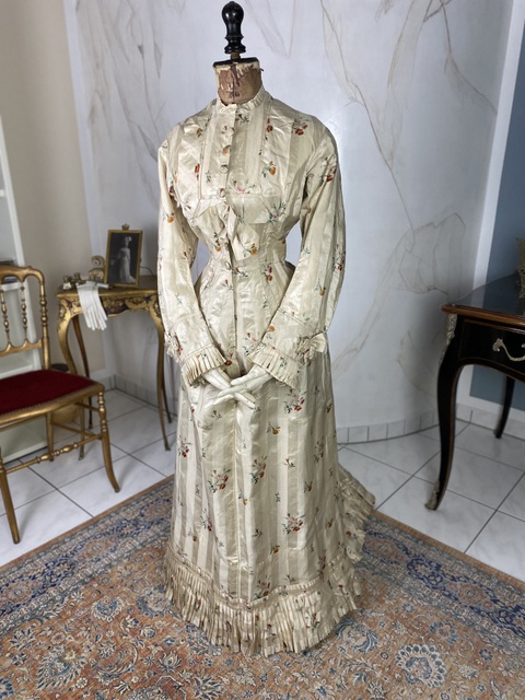 9a antique boudoir gown 1870