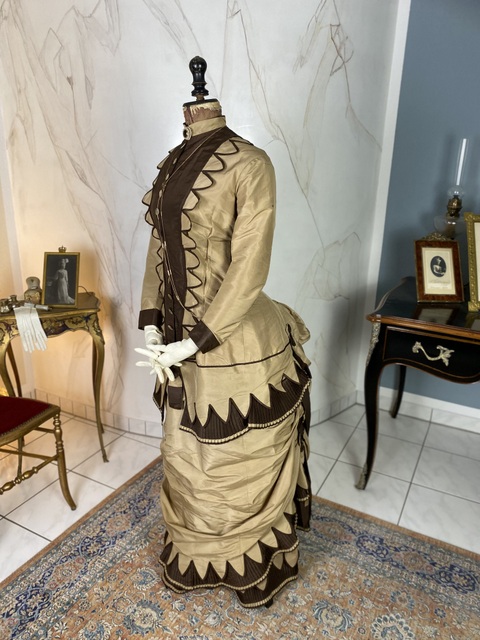 9 antique travel dress 1879
