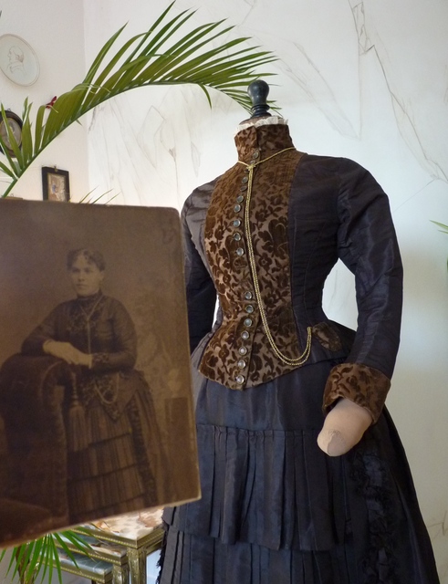 16 antikes Kleid 1880