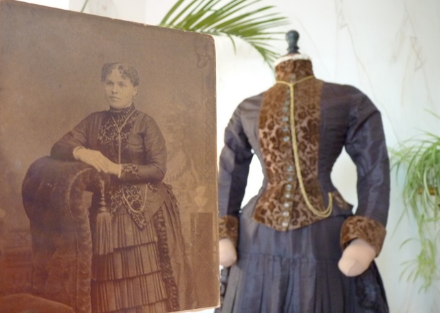 17 antikes Kleid 1880