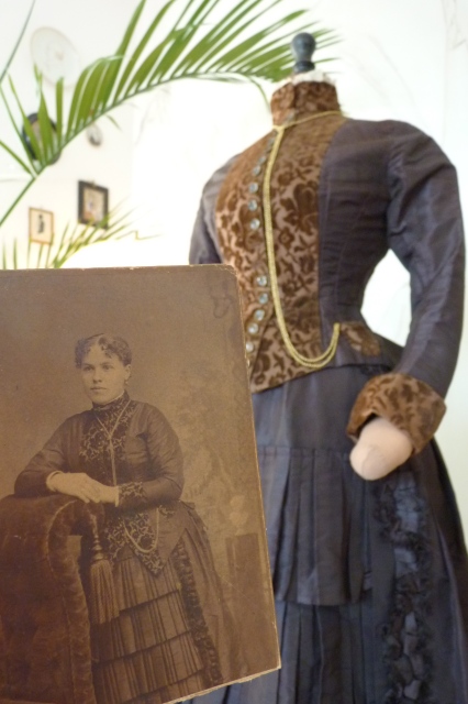 21 antikes Kleid 1880