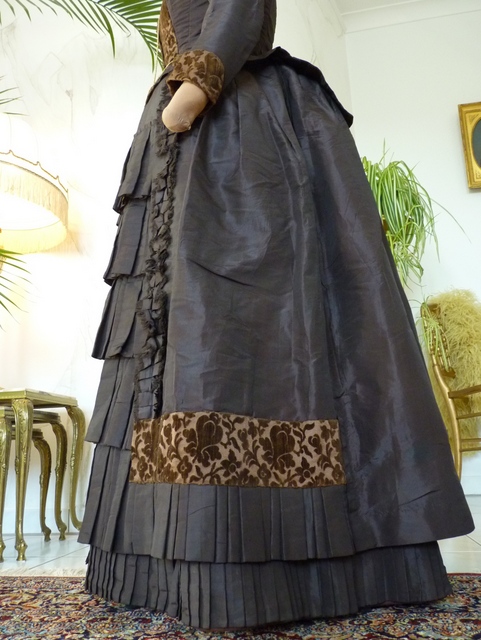 25 antique gown 1880