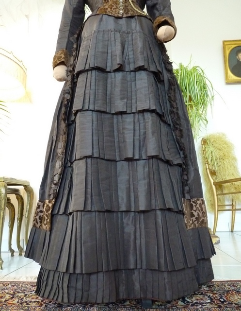 5a antique bustle gown