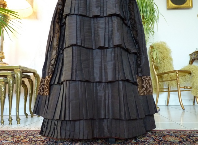 5b antique bustle gown