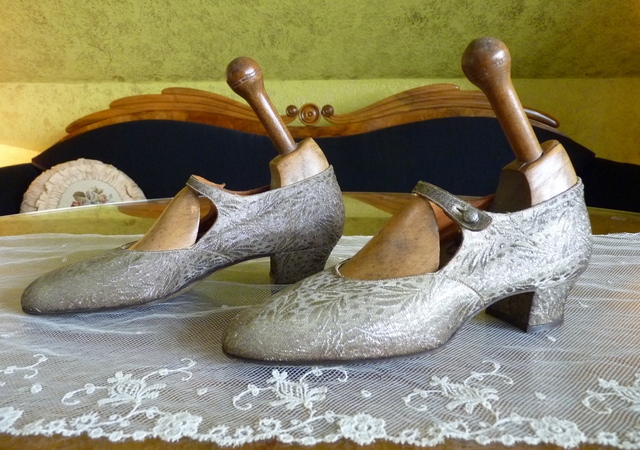 5 antique flapper shoes 1920