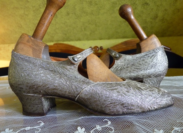 7 antique flapper shoes 1920