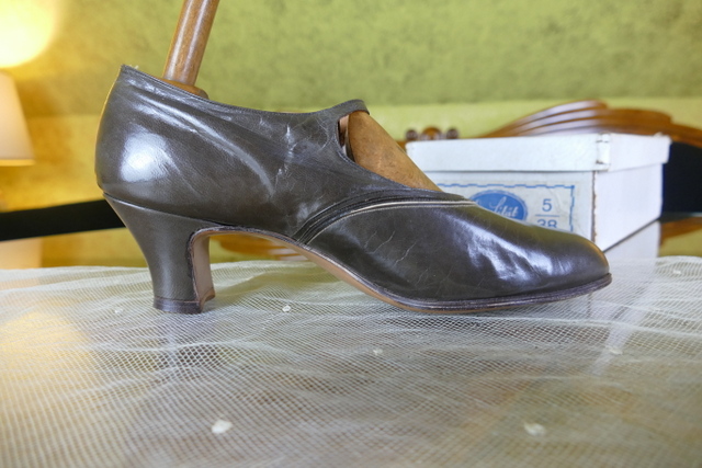 8 antique business shoes 1927